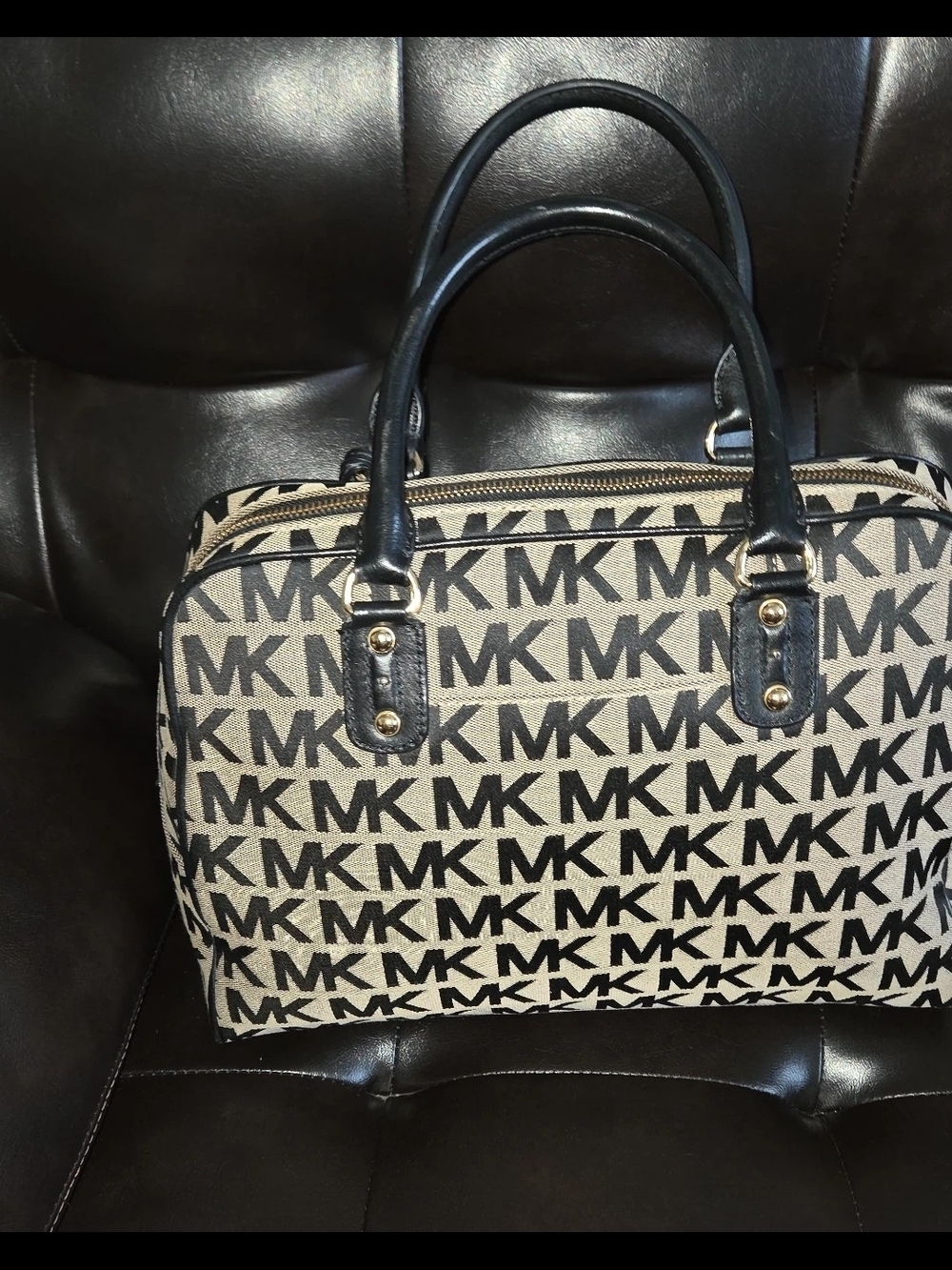Michael Michael Kors MK Signature Dome Satchel in Tan/Black EUC - Picture 3 of 17